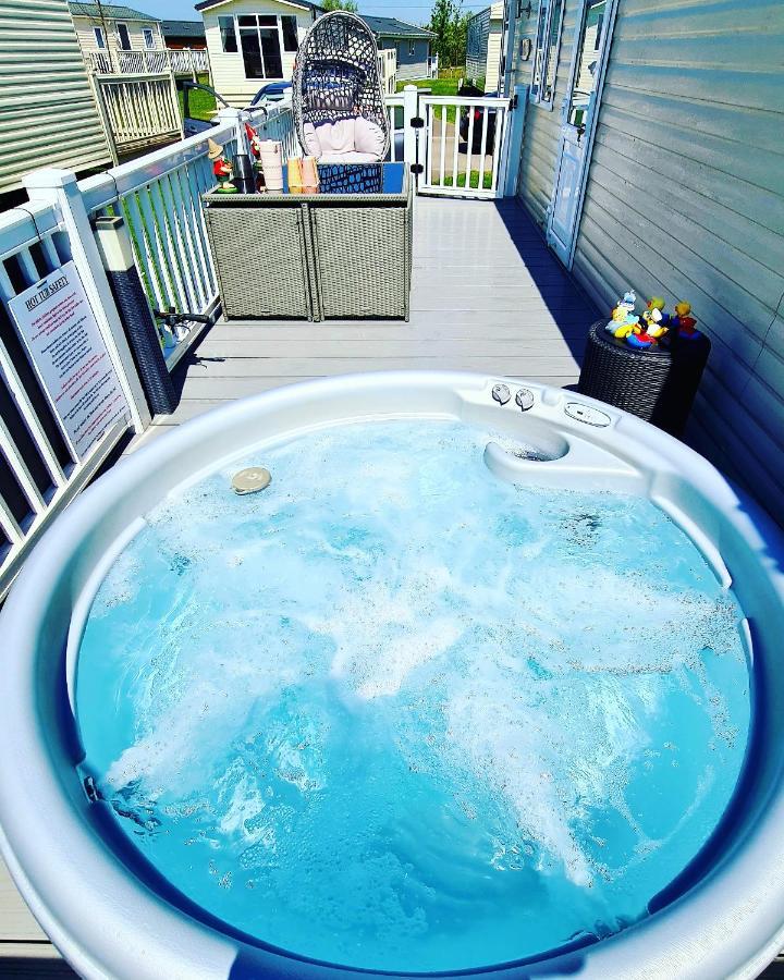 Tattershall Luxury Hot Tub Caravan Exterior photo